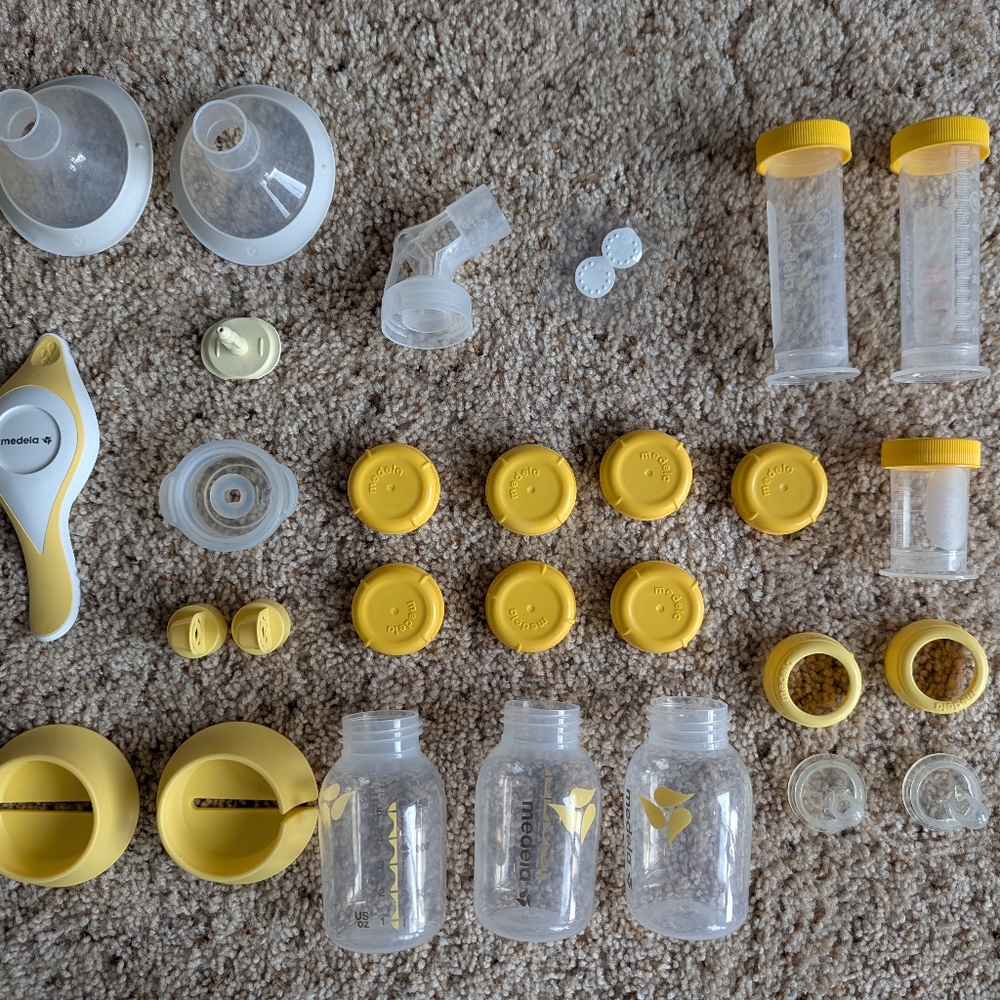 Medela Hand Pump With Accessories